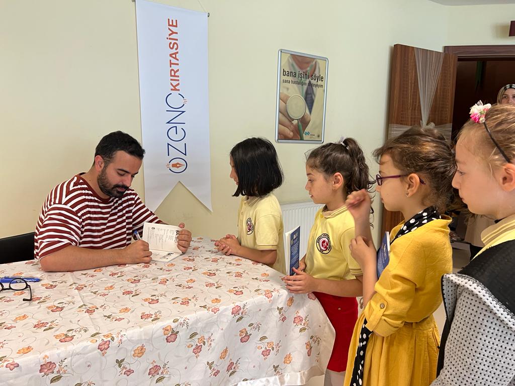 MilliBorcka's tweet photo. "Okuyan Artvin" projesi kapsamında  okuyucu yazar buluşmasında çocuk kitapları yazarı Anıl BASILI öğrencilerle imza gününde Borçka'da bir araya geldi. @MemArtvin @FahriAcar08 @Borckakaymakam @MilliBorcka @BBakir53 https://t.co/U3zgE8DN4E