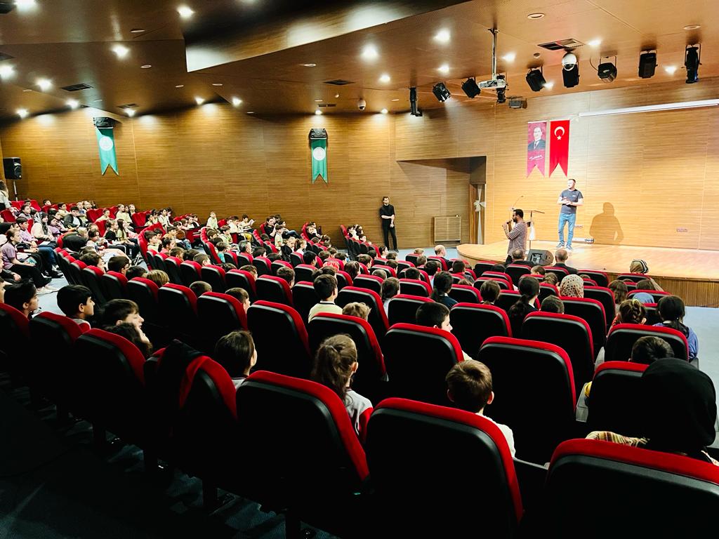 MilliBorcka's tweet photo. "Okuyan Artvin" projesi kapsamında  okuyucu yazar buluşmasında çocuk kitapları yazarı Anıl BASILI öğrencilerle imza gününde Borçka'da bir araya geldi. @MemArtvin @FahriAcar08 @Borckakaymakam @MilliBorcka @BBakir53 https://t.co/U3zgE8DN4E