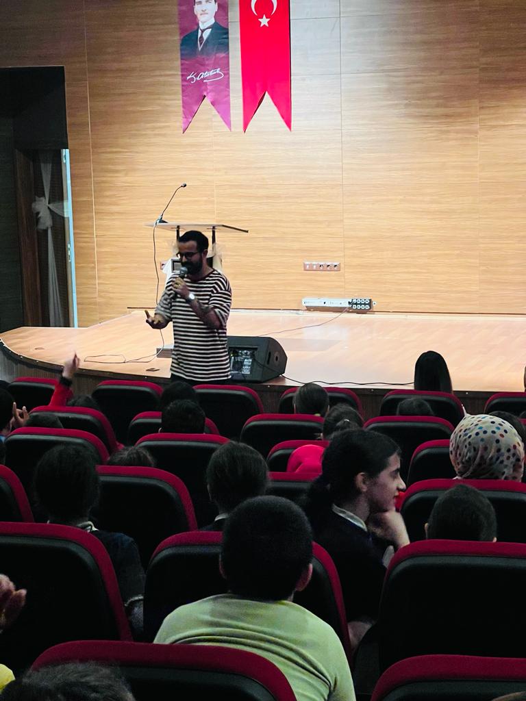 MilliBorcka's tweet photo. "Okuyan Artvin" projesi kapsamında  okuyucu yazar buluşmasında çocuk kitapları yazarı Anıl BASILI öğrencilerle imza gününde Borçka'da bir araya geldi. @MemArtvin @FahriAcar08 @Borckakaymakam @MilliBorcka @BBakir53 https://t.co/U3zgE8DN4E
