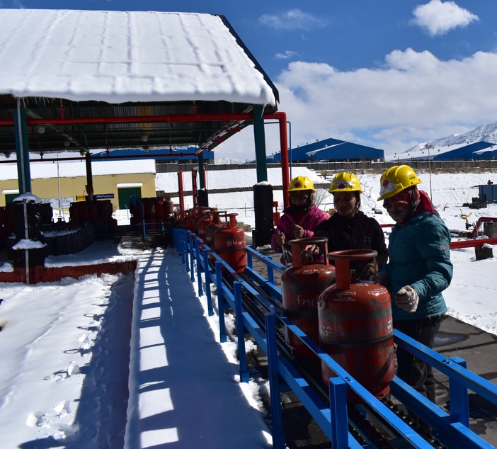 ChairmanIOCL's tweet photo. Greetings on #WorldLPGDay! 

As a clean &amp; versatile energy form, LPG is playing a vital role in supporting global economies, not just in the transition to lower-carbon energy solutions but also in meeting people's fueling needs with efficiency.

Let's embrace the power of LPG! https://t.co/O2rK9KSlqd