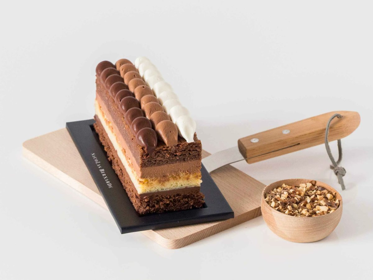 🍫🏰Nouvelle preuve qu’à la Boutique de Gourmandises on vous traite comme des rois et des reines, le Cakissime Château en Bourgogne aux tuiles de ganaches de chocolat. 
nicolas-bernarde.com/folies-de-la-s…
#GâteauxDeVoyages #Chocolat