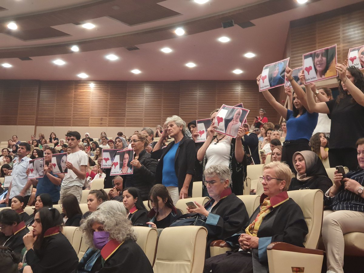 Öldürülen kadınların aileleri burada. #istanbulsözleşmesiyaşatır