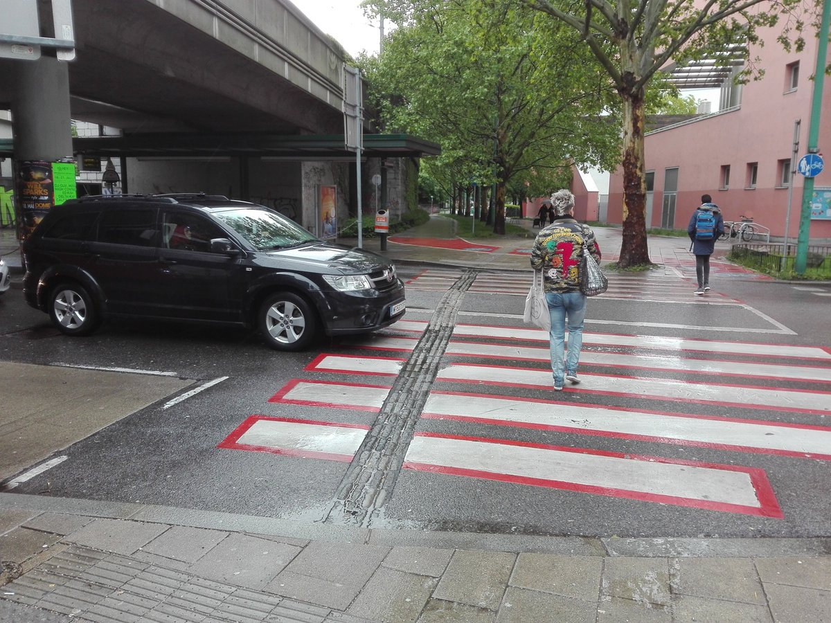 die20er_innen's tweet photo. Schon im Jahre 2011 war die Querung der Engerthstraße im Bereich des Maria-Restituta-Platzes als “besonderes Sicherheitsrisiko” für den nicht-motorisierten Verkehr. 
Die Bezirksvertretung beschloss damals eine Busschleuse als “deutliche Verbesserung der Verkehrssicherheit”.
(1/n) https://t.co/YIRjZmilv5