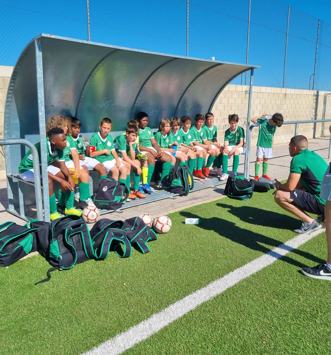 edusc_12's tweet photo. Se acabó la temporada, gran grupo, diferentes momentos vividos con ellos, muy buenos y menos buenos, pero siempre con ellos. Orgulloso del progreso y esperando poder darles un poquito más la próxima temporada. https://t.co/8WOGLl1eTS