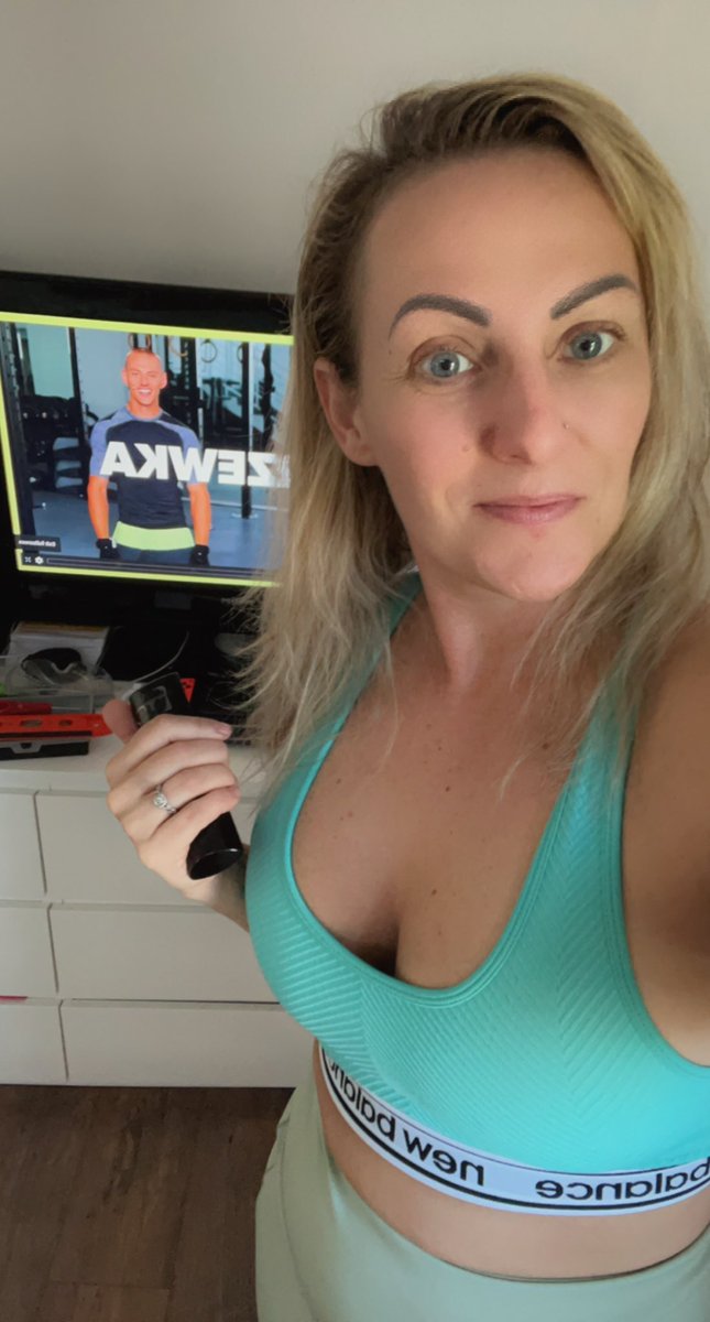 MartaVerse's tweet photo. No gym- no problem. 

Little square on the floor and #GymBreak is all you need. Sounds easy but it’s more demanding than many may think. Can’t imagine my mornings without exercise (except at the wknds lol I can totally imagine that!) 

Top of the morning to you all https://t.co/GHW0OjE4mt