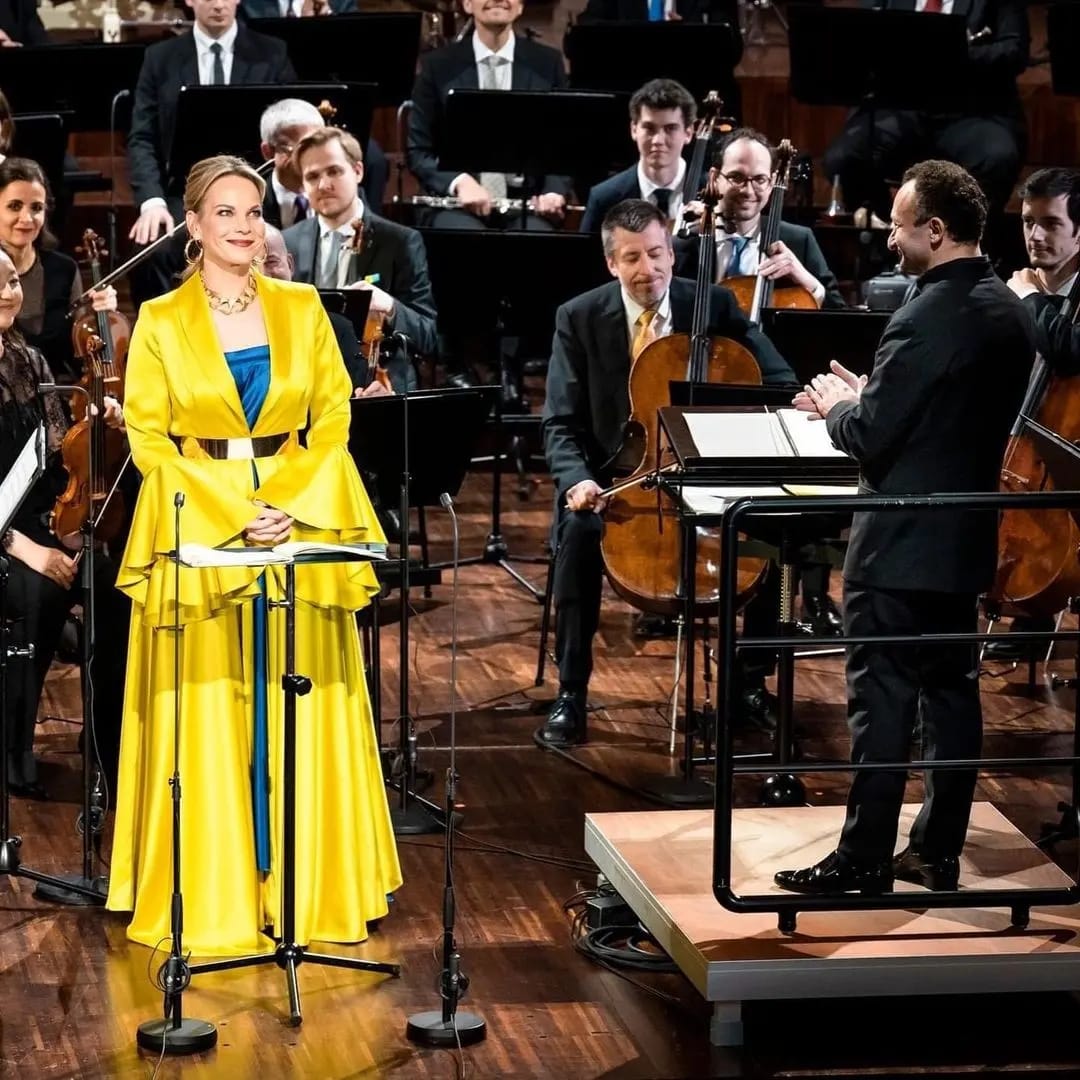 You can still enjoy this year's #Europakonzert of the @BerlinPhil with Kirill Petrenko at @greatamberlv on @mezzo_tv on 11, 13, 15, 17, 21 June 2022 For those curious I am wearing a wonderful dress made just and only for me by Niko Niko💎 Thank you so much! 📸@rabold_foto