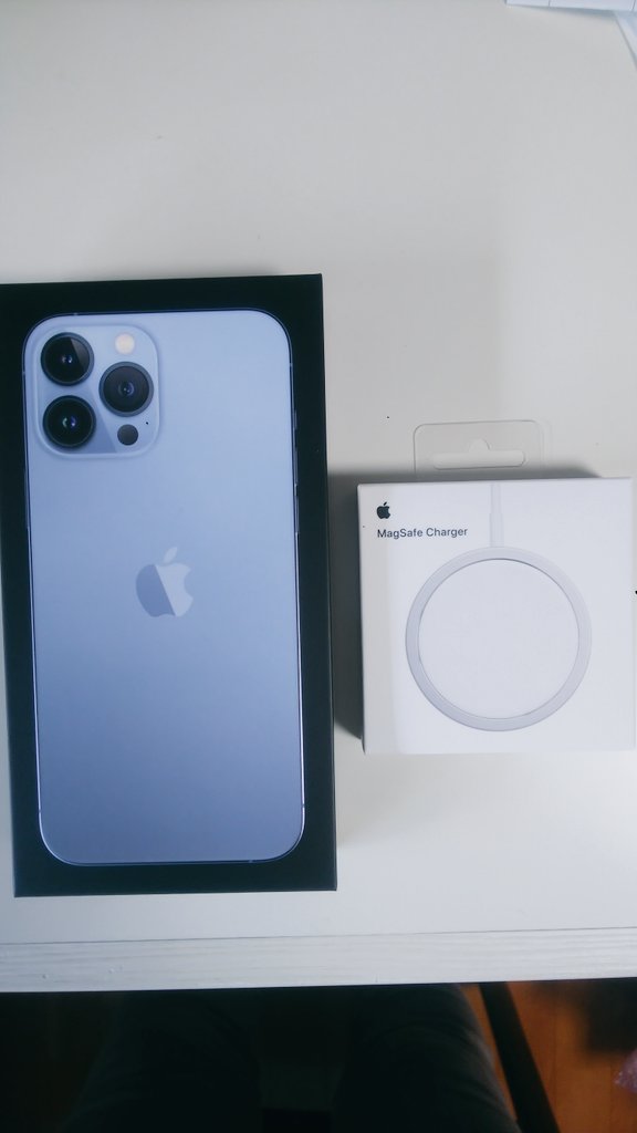 yamato_100301's tweet image. わぁー！
docomoのオンラインショップで、iPhone購入～。
初めてのiPhone🤣
ずーっとAndroidだったけど、カメラが魅力で買い替えた😍
今から開通手続きやら、データ移行ちゃんと出来るかなー🤣
AndroidからAndroidは、いつもやってるけど、iPhone移行は初めて😁
 #機種変更
 #AndroidからiPhone