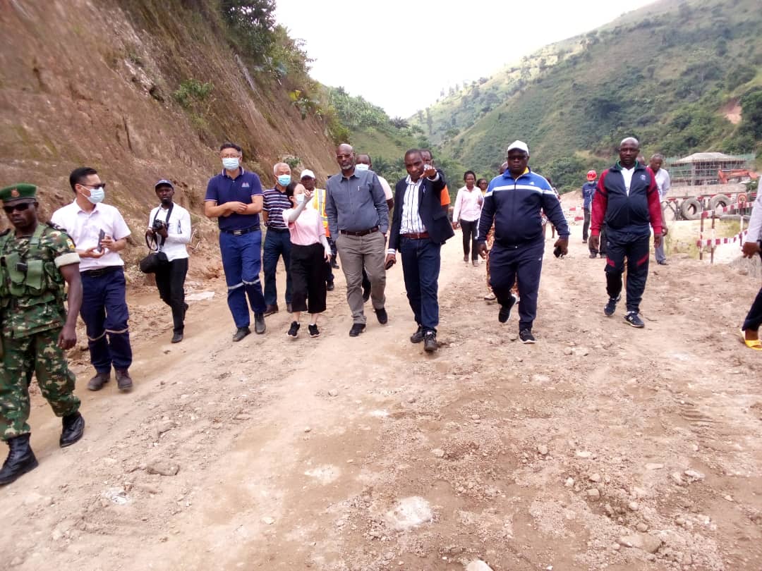 LaNovaBurundi's tweet photo. #Rumonge : Visite ce lundi 6 juin du site de construction de barrage de #Rutumo en @RumongeProvince par le @minergiemine1 et le DG de la @Regideso_bdi . Ils étaient accompagnés par Consolateur Nitunga, gouverneur de cette province #Burundi @MininterInfosBi https://t.co/b0Puk0KMVi
