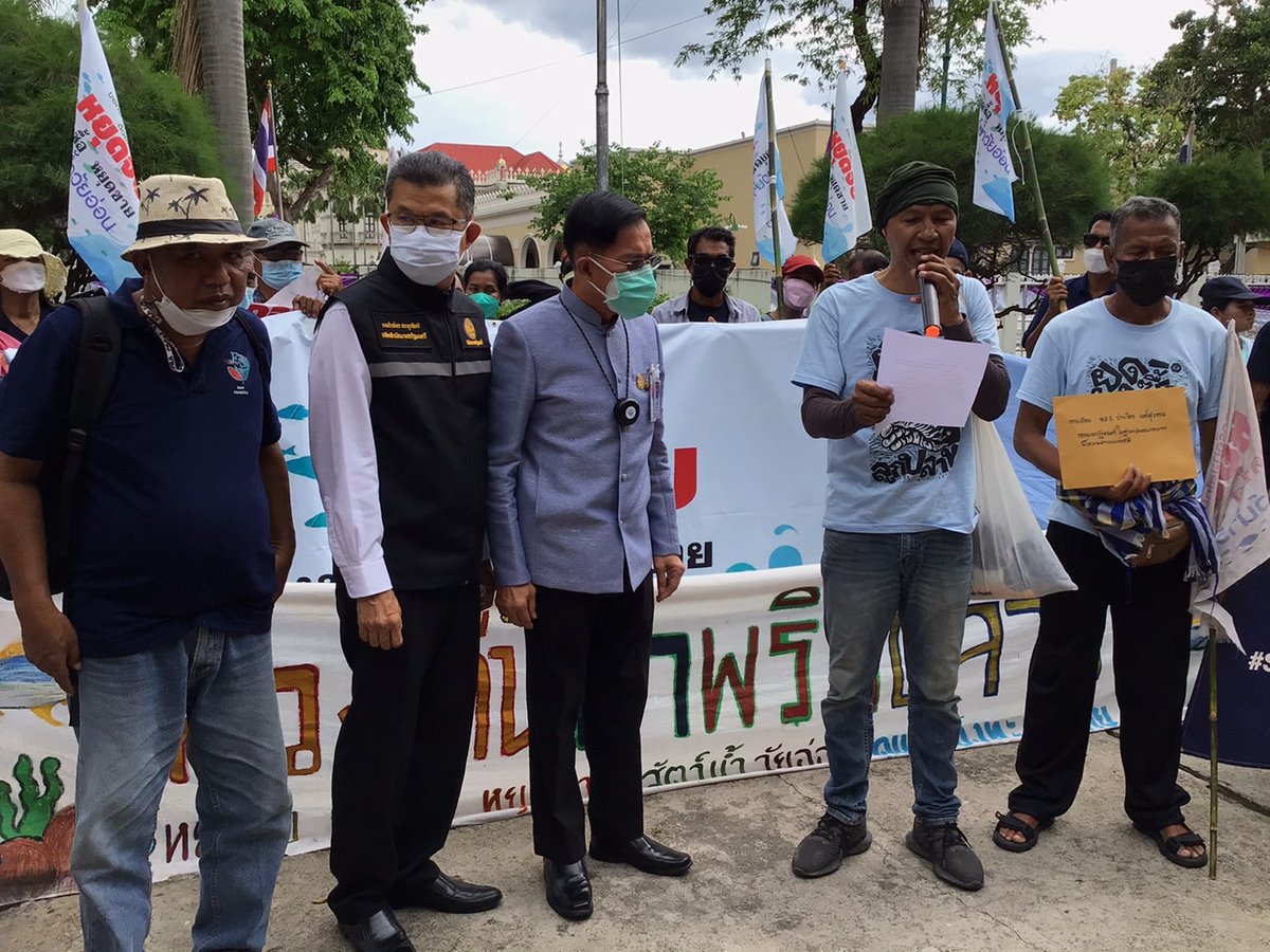 theactive_net's tweet photo. 14.19 สมาคมสมาพันธ์ชาวประมงพื้นบ้านฯ ยื่นหนังสือถึง พล.อ.ประวิตร รองนายกฯ ในฐานะประธานคณะกรรมการนโยบายประมงแห่งชาติ ผ่านประสาน หวังรัตนปราณี ผู้ช่วยรัฐมนตรีประจำสำนักนายกรัฐมนตรี ให้เร่งรัดหน่วยงานที่เกี่ยวข้อง ประกาศกำหนดเพื่อปกป้องสัตว์น้ำเศรษฐกิจวัยอ่อน
#ทวงคืนน้ำพริกปลาทู https://t.co/Y6zVRf5gFh