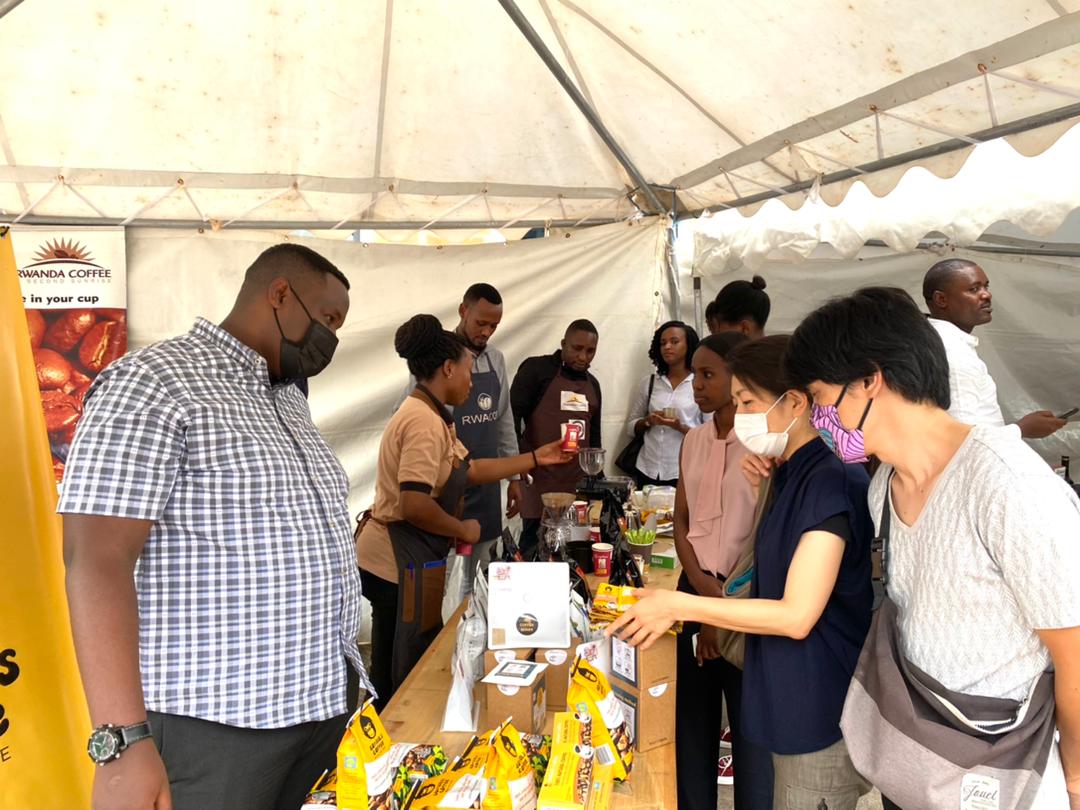 SMiura89582155's tweet photo. JICA CUP2 Project had a free coffee tasting event using beans of Boneza, Ino, Gorilla and Jordani coffee at inkomoko project market last Friday! Visitors showed happy faces and bought the coffee beans after enjoying good quality of Rwandan coffee. https://t.co/9x0W7dRei0