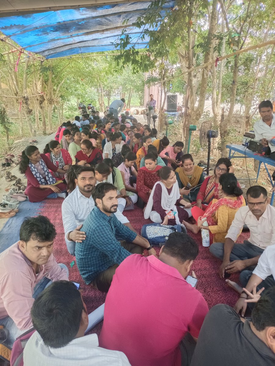 ErRaviPrakash7's tweet photo. आज बिहार विशेष सर्वेक्षण संघ बेगुसराय के द्वारा छठा दिन भी अनिश्चित कालीन धरना में अपनी मांगों को लेकर डटे हुए है।
जब तक मांग पूरा नहीं होगा तबतक हमलोग डटे रहेंगे। https://t.co/HCXsbAcdUA