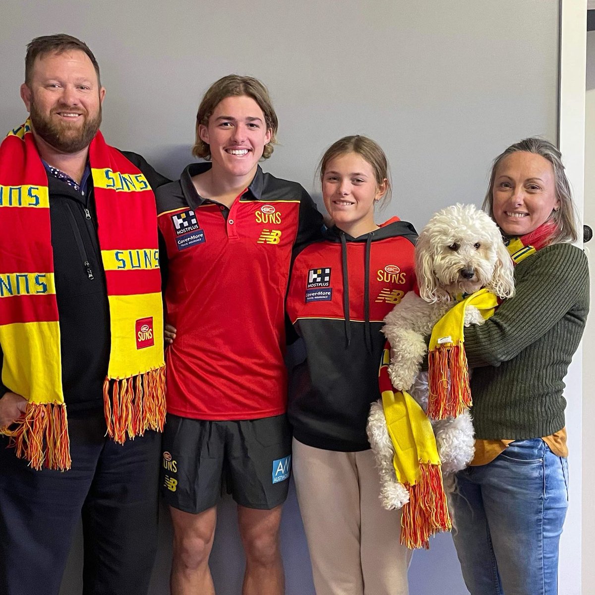 New SUN Oskar and his family looking the part in their new colours ❤️💛