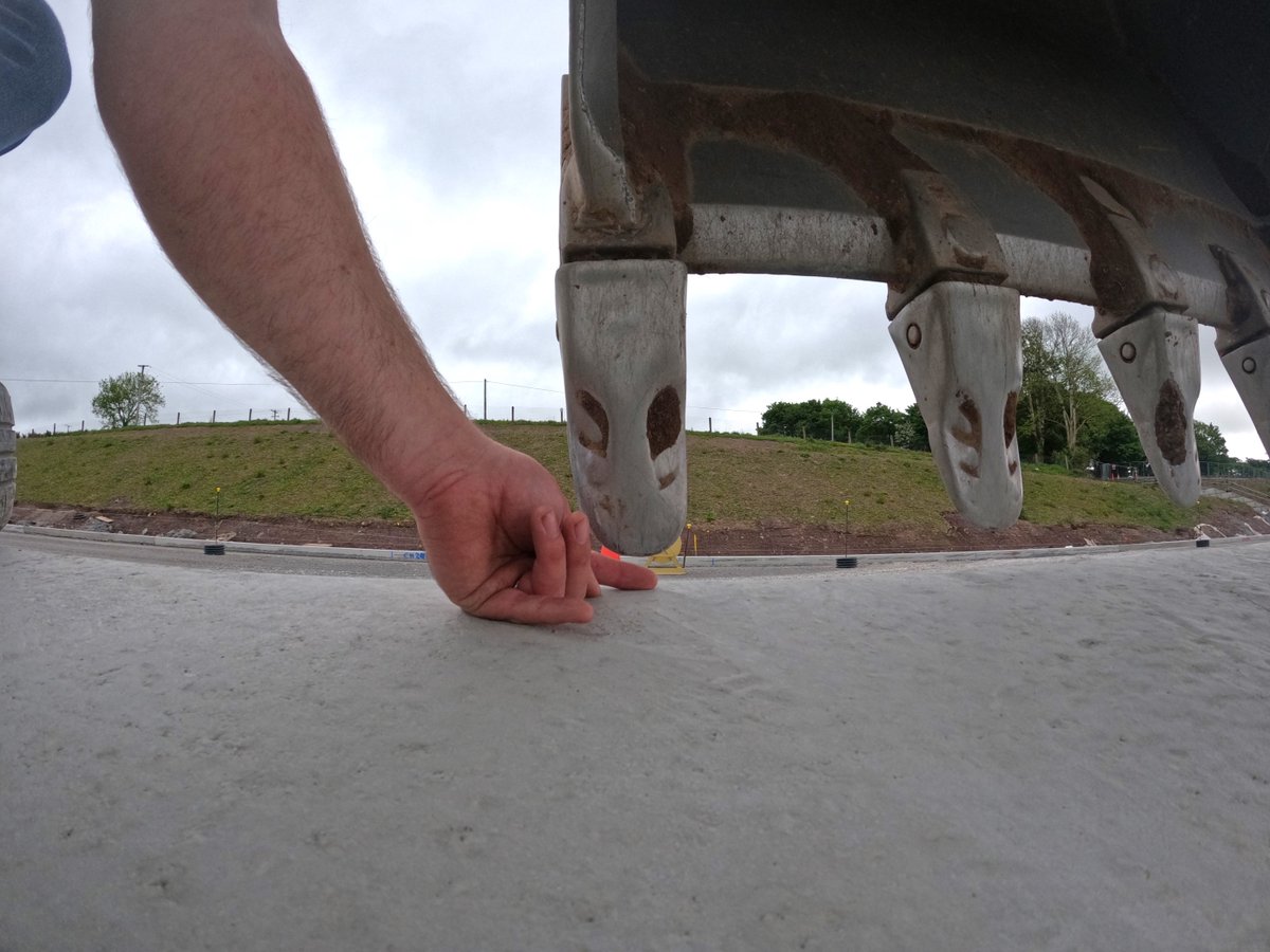 hitechniques's tweet image. If you&apos;re wondering how accurate is Unicontrol3D system is 👇

15mm accuracy to the height of the concrete channel and about 5mm from edge of tar 😎

#Unicontrol #machinecontrol