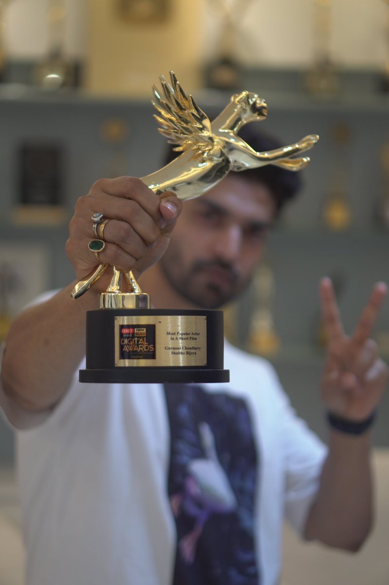 gurruchoudhary's tweet photo. My first for my first short film #subhobijoya … thank u @iwmbuzz digital awards for the most popular actor in a short film 🎥
.
🙏 @Ramkamal for gifting me #subho thanku #bijoya @imdebina for making subho’s journey real , complicated, lovable and touching.
.
🙏universe https://t.co/3mPAcCalFs