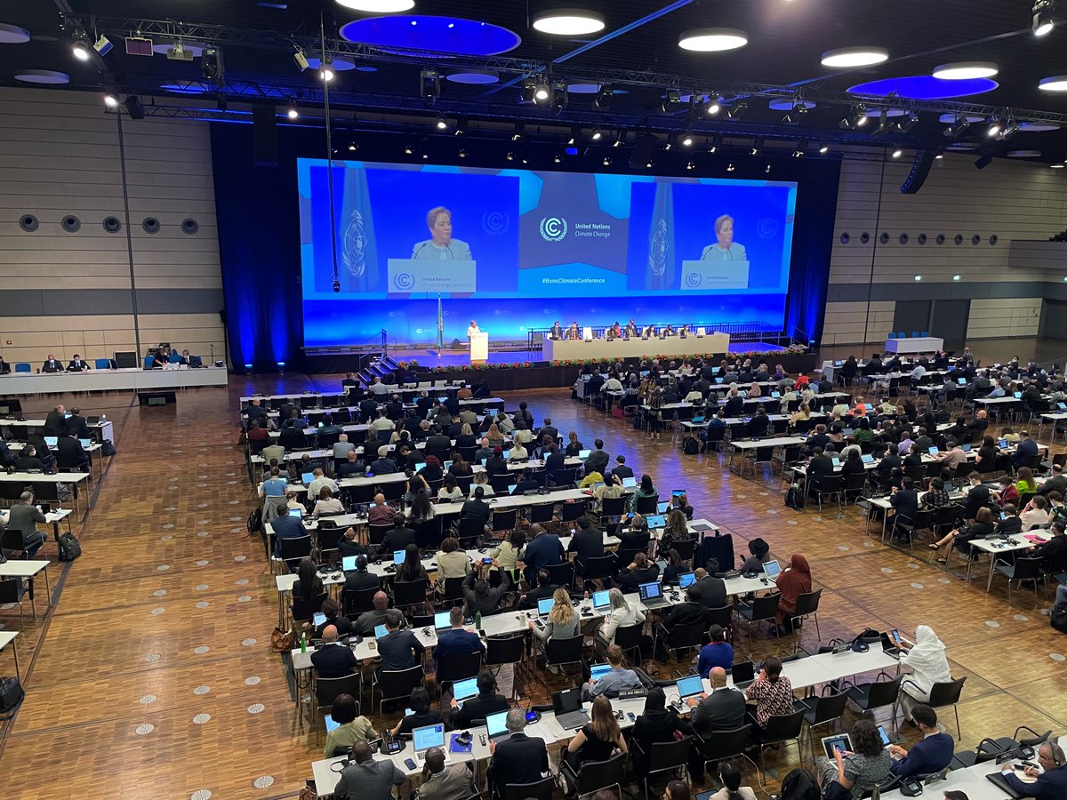 Umweltbundesamt's tweet photo. Jetzt in Bonn: 1. physisches Treffen der @UNFCCC Nebenorgansitzung SB56 seit 2019. Das UBA ist mit einer starken Delegation vertreten, um gemeinsam mit europäischen Kolleginnen &amp; Kollegen für ambitionierten #Klimaschutz einzutreten. #climateaction #BonnClimateConference https://t.co/E6GIPkm2S5