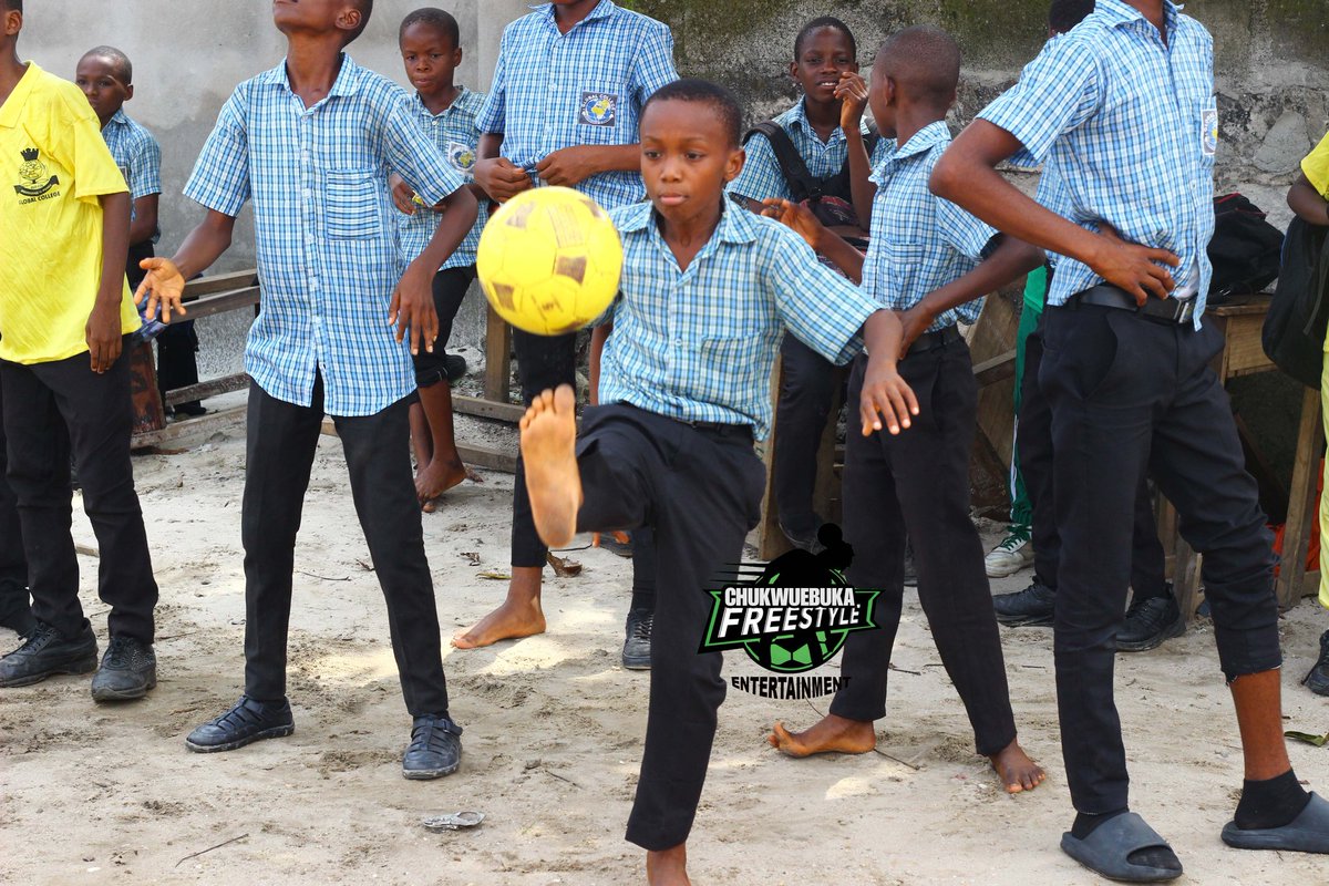 ChukwuebukaFA's tweet photo. WEEK 48 #CSFFTP
Pictures from week 48 of the Chukwuebuka School Freestyle Football Training Program #CSFFTP22 at Global College on 3rd June, 2022 with our founder @ChukwuebukaEZ
SUPPORT🙏 A CHILD WITH A F⚽OTBALL ⤵️
ZENITH BANK
Chukwuebuka Sylva Ezugha
(2086502706) https://t.co/7GPilSz8Cs