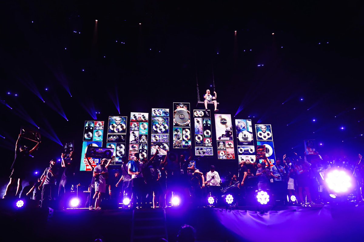 viewsfrance's tweet photo. Les images du concert à guichet fermé de Jul au Stade Vélodrome 📸

60 000 personnes étaient réunies pour le plus gros concert de la carrière du rappeur marseillais. https://t.co/ZuqT1yIzju