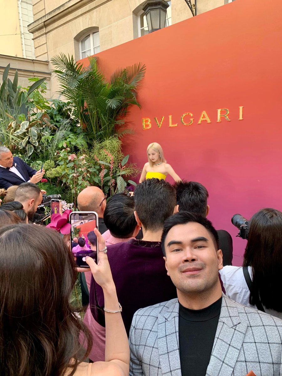 nid_dee's tweet photo. น้องที่ดูแลเราที่BVLGARI สยามพารากอนได้อยู่ที่ Paris งาน Brand Event ของ BVLGARI เก็บภาพน้องลิซ่าแบบติดขอบเวทีส่งมาให้ ปลื้มแทนน้องเค้าจริงๆได้เห็นลิซ่าตัวเป็นๆ😍 https://t.co/LIVHe6vGMX