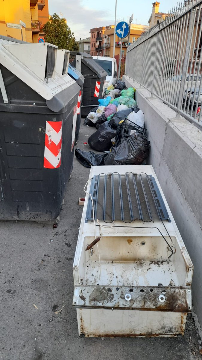 sonoAra's tweet photo. Siamo stati a Roma e dopo "l'incapace" #Raggi finalmente potevamo ammirare la bravura del nuovo sindaco #Gualtieri
Che dire...siamo rimasti a bocca aperta (anche perché respirare con il naso era impossibile, rischiavamo di rimettere)
#roma #capitale #invasa dalla #spazzatura https://t.co/w3qwn7AKsG