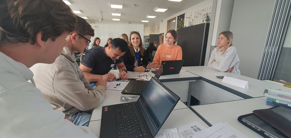 digitalchangeon's tweet photo. Third day
College Hagelstein-Creating STEM activities with students
 @tokatmem
@ulusalajans
@eyurudur @iespanchieta @ilhanyayar https://t.co/Q1GTOf4imw