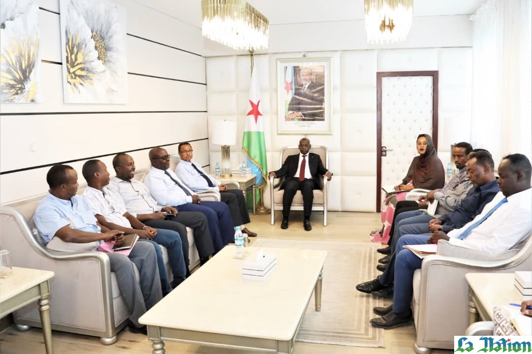 Lanation77's tweet photo. Le maire Saïd Daoud Mohamed présente son équipe au Premier ministre
Lire la suite https://t.co/KzEncbnvth https://t.co/GO3uTMgL1x