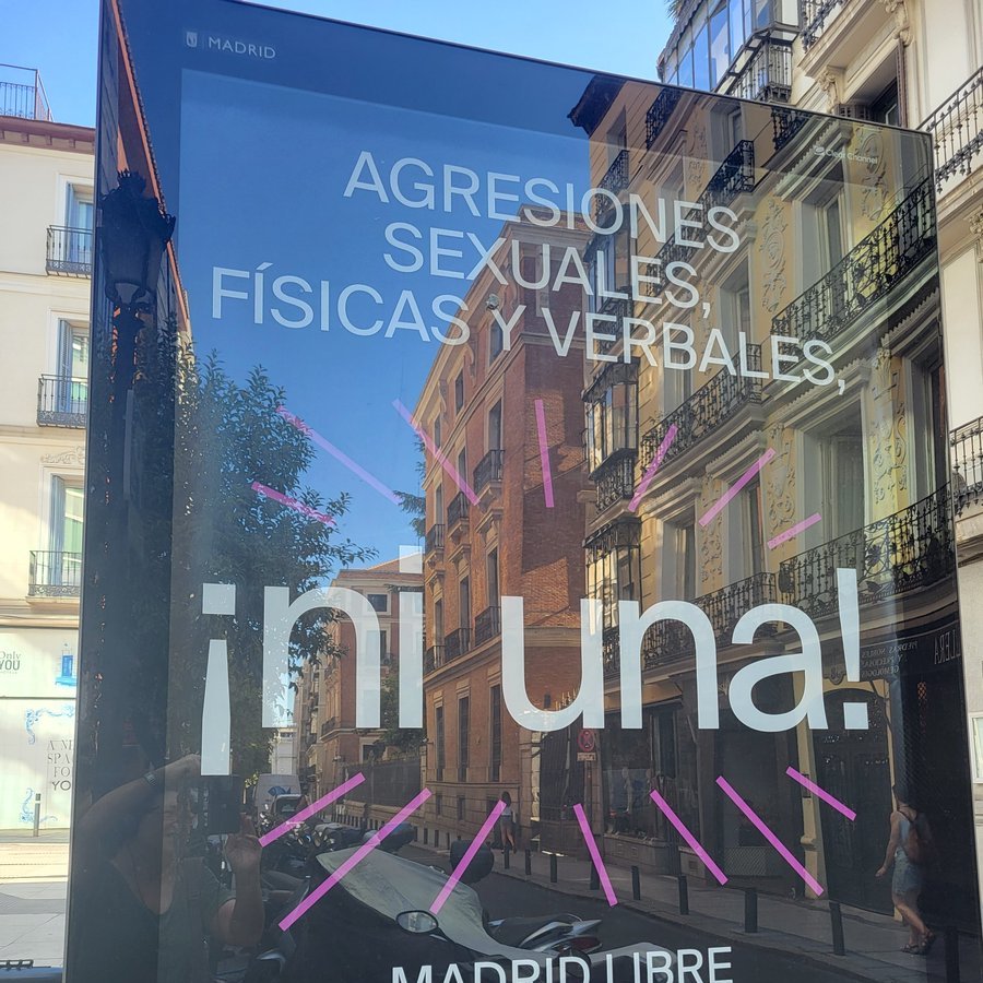 LauraFreixas's tweet photo. "Agresiones sexuales verbales ni una" 
"Somos las putas"
"El consentimiento es sexy". 
A ver, que no me aclaro: si un tío por la calle me dice "chúpame la polla", ¿lo tengo que ir a denunciar o decirle: "Sí, cariño, son 20 euros"? https://t.co/qJHzYwed6S