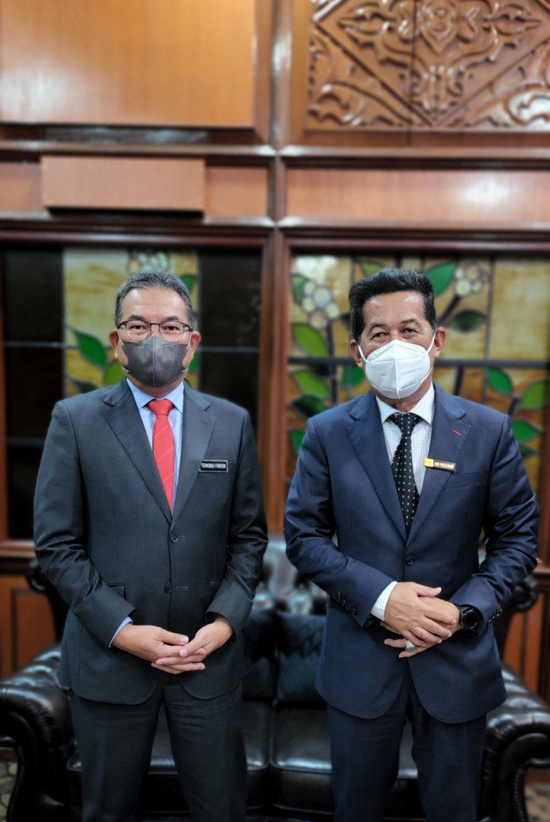 JKRTerengganu's tweet photo. Kunjung Hormat YBrs.@IrMdridzwan bin C.Chik, Pengarah Kerja Raya Negeri Terengganu ke atas YBM Tengku Seri Bijaya Raja, Setiausaha Kerajaan Terengganu bagi membincangkan isu2 semasa yg berbangkit di JKR Terengganu.
@JKRMalaysia @IrZulkefly @HasliJKR @JKRNTERENGGANU @SaigaiSuhaila https://t.co/41bODobwAC