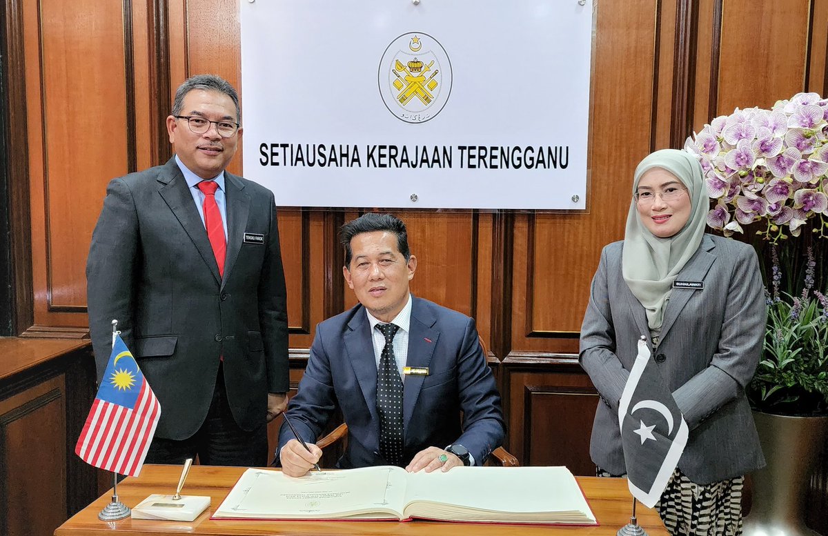 JKRTerengganu's tweet photo. Kunjung Hormat YBrs.@IrMdridzwan bin C.Chik, Pengarah Kerja Raya Negeri Terengganu ke atas YBM Tengku Seri Bijaya Raja, Setiausaha Kerajaan Terengganu bagi membincangkan isu2 semasa yg berbangkit di JKR Terengganu.
@JKRMalaysia @IrZulkefly @HasliJKR @JKRNTERENGGANU @SaigaiSuhaila https://t.co/41bODobwAC