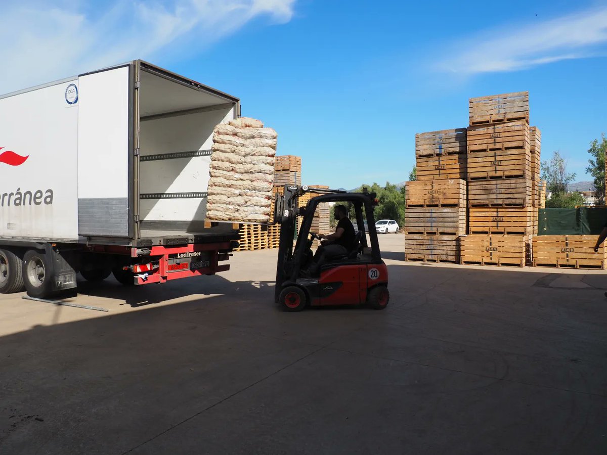 ajsapobla's tweet photo. 🥔🤝 Avui dematí han sortit 24.000 quilos de patates de @MateuExport cap a Ucraïna, a la zona de Kiev. 

L'empresa poblera ha demostrat una vegada més la seva solidaritat amb el poble ucraïnès d'ençà de l'inici del conflicte. Sou un exemple per a tothom! https://t.co/Xe1Y5jpCEC