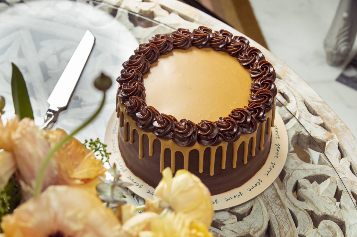 Have you seen anything prettier? 🤩

شفتوا شي أحلى؟ 🤩

#ServeBakery #Cake #PeanutButter #Dessert #Yum #Indulge #Sweet #سيرڤ #مخبز #الكويت #حلو