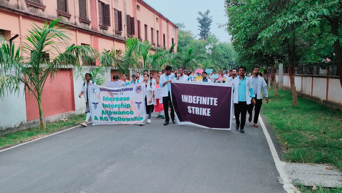 Day 2nd 
 #IncreaseInternshipAllowance 
#BVC_On_Strike
#IncreasePgFellowship

यही जज्बा रहा तो मुश्किलों का हल भी निकलेगा,
जमीं बंजर हुई तो क्या वही से जल भी निकलेगा,
ना हो मायूस ना घबरा अंधेरों से मेरे साथी
इन्हीं रातों के दामन से सुनहरा कल भी निकलेगा.