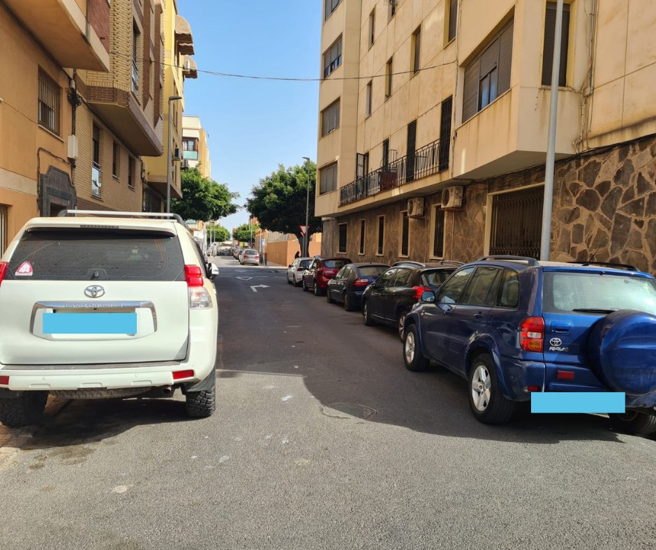 BarrioReal_ML's tweet photo. Vecinos nos llaman la atención sobre esta problemática en el Barrio.
Sabemos de las dificultades para encontrar estacionamiento, pero debemos cuidar especialmente las zonas peatonales y dejar espacio para realizar giros en esquinas.
#Real #Melilla https://t.co/IYWc4dXfdt