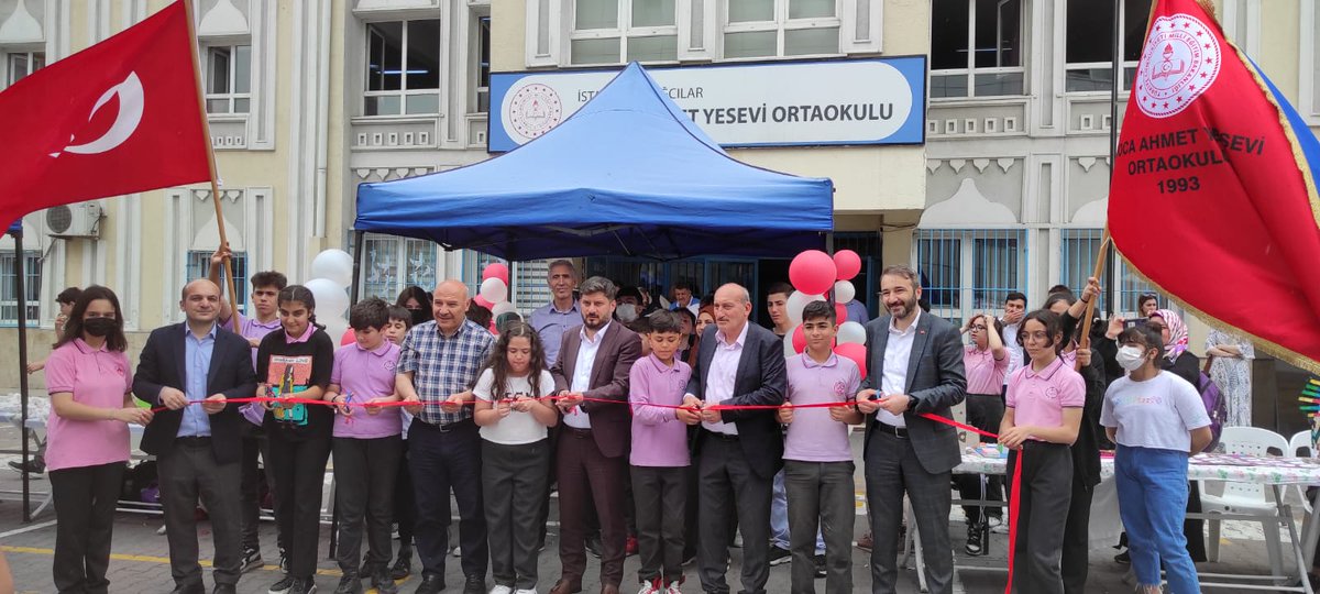 HayOrtaokulu's tweet photo. 2021-2022 Eğitim Öğretim Yılı Sene Sonu Sergimizi Gerçekleştirdik Öğrencilerimiz Sene İçinde Yapmış Oldukları Projelerini Büyük Bir Heyecan İçerisinde Davetlilerimize Sundular @19_mstfylmz @BagcilarMem https://t.co/WMeVigbimj
