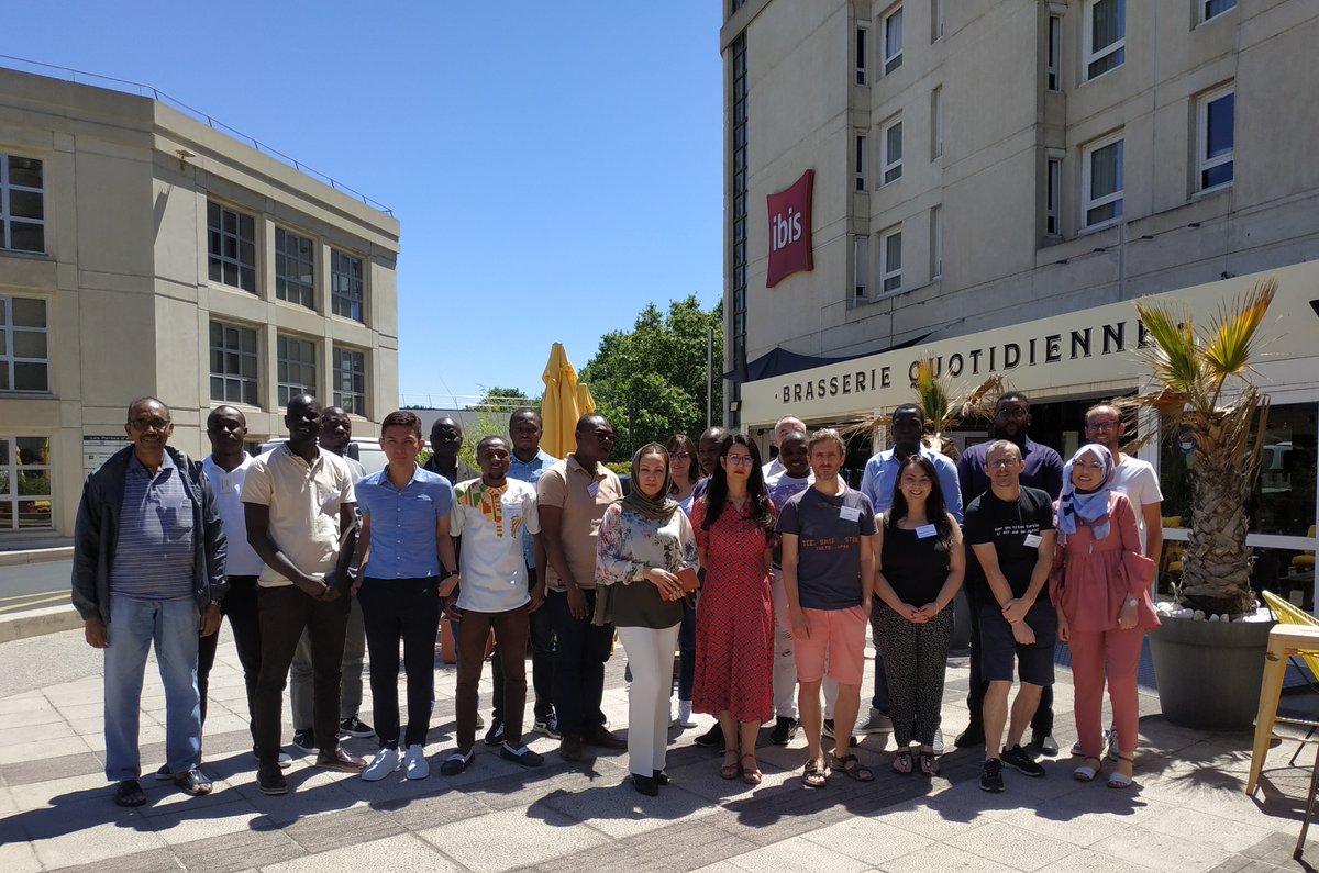 G_Thirel's tweet photo. Happy #airGR workshop attendees prior to #IAHS22
😃👨‍💻👩‍💻💻
#airGR #rstats #GR4J https://t.co/9l7YJvUWAA