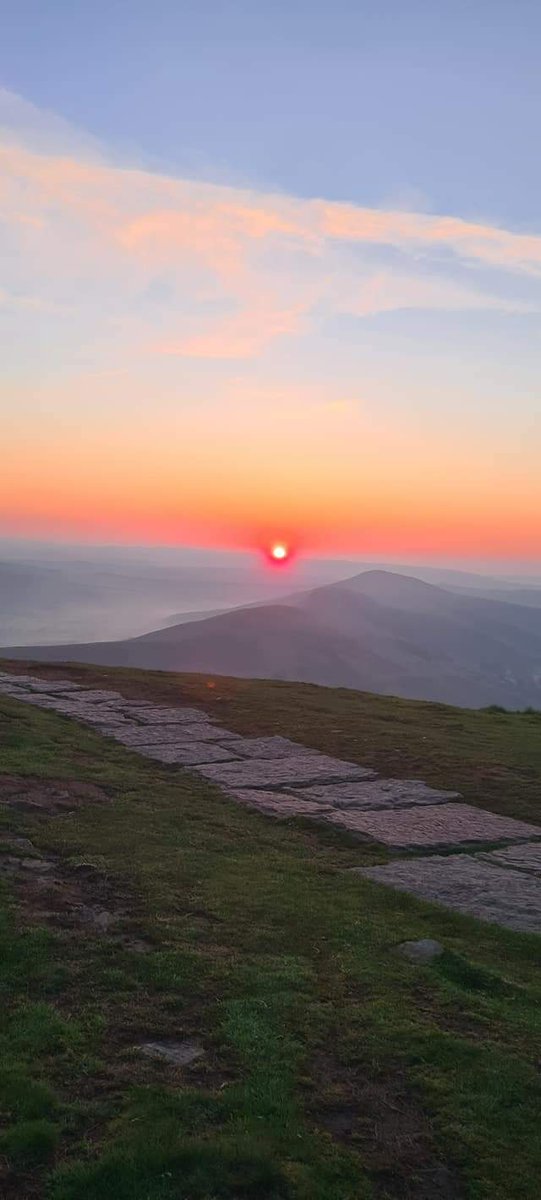 dywest's tweet photo. #sunrise over #Mamtor #Derbyshire #uk #peakdistrict #nature #NaturePhotography #capturingthemoment #capturingthelight #sun #countryside #scenic #scenicphoto #scenicphotography #climbing #walking #explore #photography #PHOTOS #greatviews https://t.co/EdRWrCZSAq
