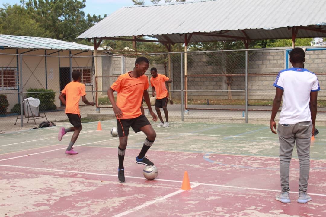 artistsforpeace's tweet photo. #Soccer is the official sport of #Haiti, and the students at the #AcademyforPeaceandJustice love playing it! ⚽️

Playing team sports is essential for all children &amp; teens. It helps keep them active, teaches them valuable life lessons, &amp; builds self-esteem all while having fun.🙌 https://t.co/XoTqvOiLoA