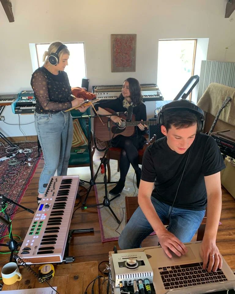 SoftGutSongCamp's tweet photo. We have absolutely lucked out with the weather today for Day One of Soft Gut Song Camp at @AnalogueCatalog. We are still in the first half of the day and there are three class tracks in progress already ☀️ https://t.co/aDRsiCgZCN