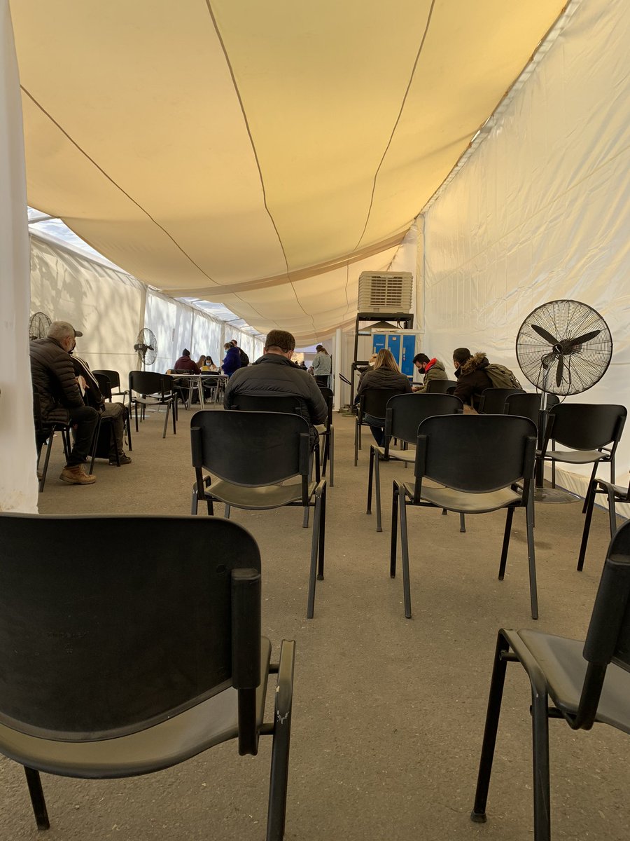 Aviso de utilidad pública: el vacunatorio de bicentenario, vitacura, está muy vacío.