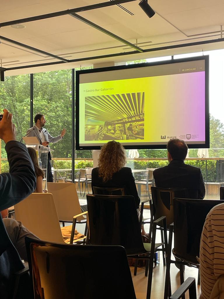 BuildinnCluster's tweet photo. Pablo Ruiz Terroba, director del Dpto. Arquitectura, @Geopannel nos ha expuesto diferentes casos de éxito de aislamientos termo-acústicos de altas prestaciones fabricados con materiales reciclados acometidos en Donostia-San Sebastián.
🟢 #ReCircular https://t.co/0kQnjMsxrS