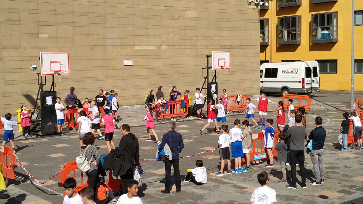 TAKE_Tolosa's tweet photo. Larunbat goizean #3x3tolosa: 
- Alebin eta Infantilek parte hartuko dute.
- Alondegi plazan ospatuko da.📍
- 🕘9:00 - 13:30
- Partehartzea 20 € taldeko. 
- Jokalari bakoitzari KAMIXETA OPARI. 
- SARIAK 🎁 200 €-ko eta 100 €-ko opari txartelak Shanti Kirolak -en. https://t.co/FNyzCJQYdU