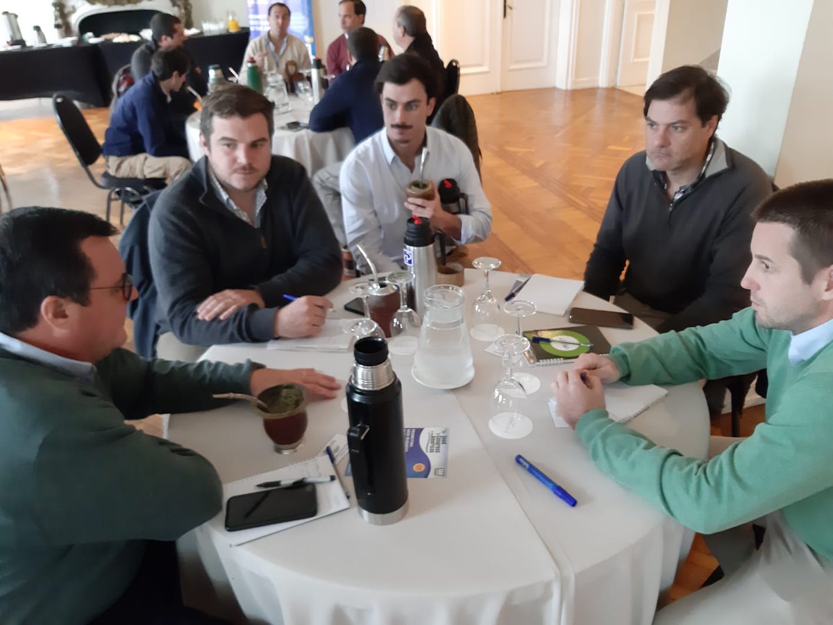 URUPOV_UY's tweet photo. #Ahora: Los participantes del grupo de trabajo en Especies #Forrajeras de URUPOV trabajando en la identificación de desafíos y oportunidades del sector. 

#SemillaLegal https://t.co/u6YZmb1Dx6
