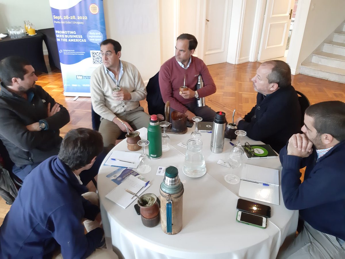 URUPOV_UY's tweet photo. #Ahora: Los participantes del grupo de trabajo en Especies #Forrajeras de URUPOV trabajando en la identificación de desafíos y oportunidades del sector. 

#SemillaLegal https://t.co/u6YZmb1Dx6