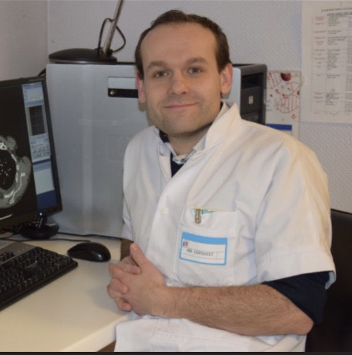 GilbertCollard's tweet photo. Alban Gervaise, le médecin militaire égorgé devant ses enfants à la sortie de l'école à Marseille, est inhumé aujourd'hui dans le silence honteux d'un État paralysé face à la barbarie qui se répand partout dans le pays ! https://t.co/jlwm4NObP1