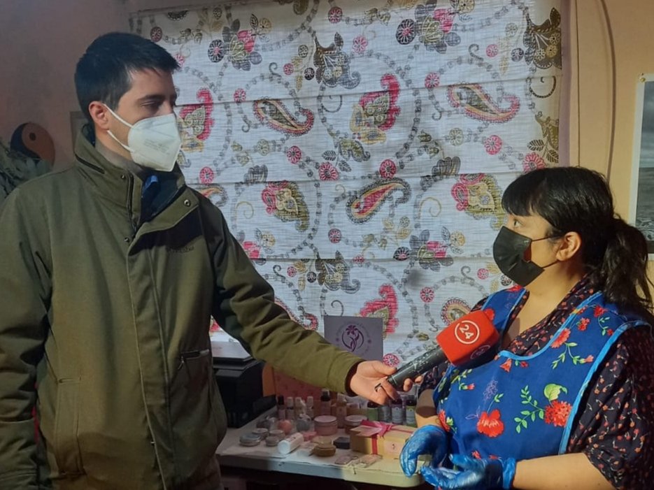 carolinhs's tweet photo. Les tengo que contar algo!!!! Mañana (se supone) saldré en TVN Red Austral en el noticiero de las 22:30 en la sección "Aqui Vamos" que apoya a emprendedores 🤗 ahí estaré hablando de mi maravilloso Origenes, Cosmética Emocional 💖✨ (que nervios 😅) #puq https://t.co/OZxOpTzRdB