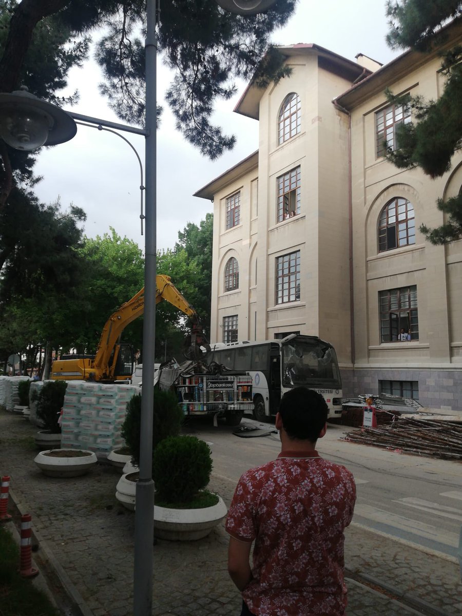 <a href="/kitapbankosu/">Kitap Bankosu Derneği</a> Tek amacı ülkenin çocuklarının okuması için çaba harcamak olan ve tek kazancı okuyan çocuklar olan onlarca gencin emeği 5 dakikada yerle bir. Başka üniversitede olsa ödüllere boğulacak bir projenin gördüğü değer. Gazi gerçekten ayrıcalıkmış <a href="/Gazi_Universite/">Gazi Üniversitesi</a>