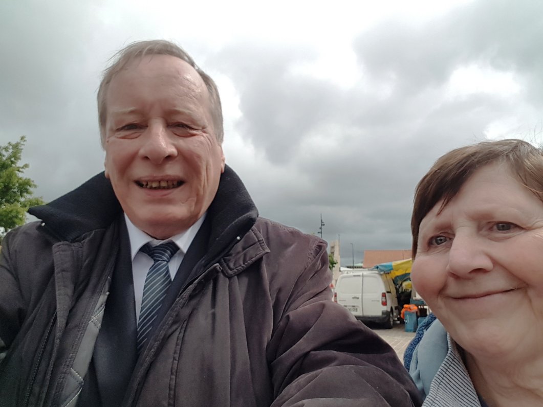 PhilippeVASSEUR's tweet photo. Visite à Marck aux commerçants et clients du marché
J’ai fait quelques emplettes. Quelle joie de croiser des amis perdus de vue avec qui nous avons refait le monde et espérer au quotidien plus d’humanité et de proximité. #legislatives2022 #circo6207 https://t.co/ex9Y5eA0Z1