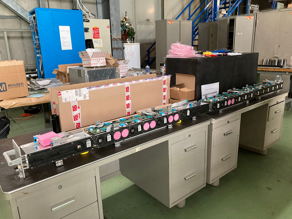 Premières cartes FENICS2 de pré-production insérées au <a href="/CERN/">CERN</a>, pour la lecture des signaux du calorimètre hadronique de <a href="/ATLASexperiment/">ATLAS Experiment</a> !