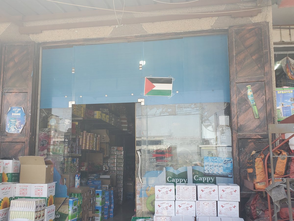 hagar_shezaf's tweet photo. מלחמת הדגלים בחווארה, תמונת מצב: מעולם לא ראיתי כל כך הרבה דגלי פלסטין במקום. 
כל תרגילי הלולינות של חיילים ומתנחלים להסרת הדגלים בשבועות האחרונים השיגו בדיוק את ההפך. https://t.co/N99SvvleLt