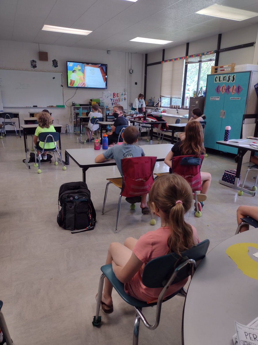 HESSPLASH's tweet photo. Making connection day with teachers from the next grade. #dolphinpod #lookingforwardtonextyear https://t.co/MpHTfYgvVO