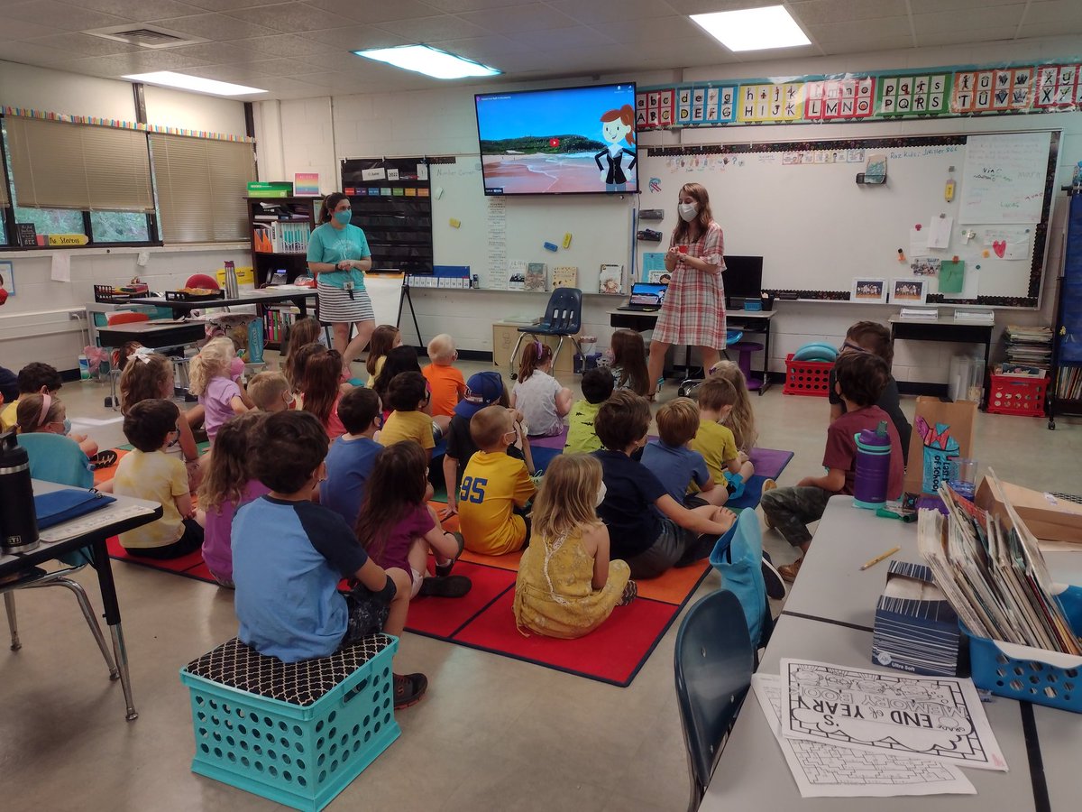 HESSPLASH's tweet photo. Making connection day with teachers from the next grade. #dolphinpod #lookingforwardtonextyear https://t.co/MpHTfYgvVO